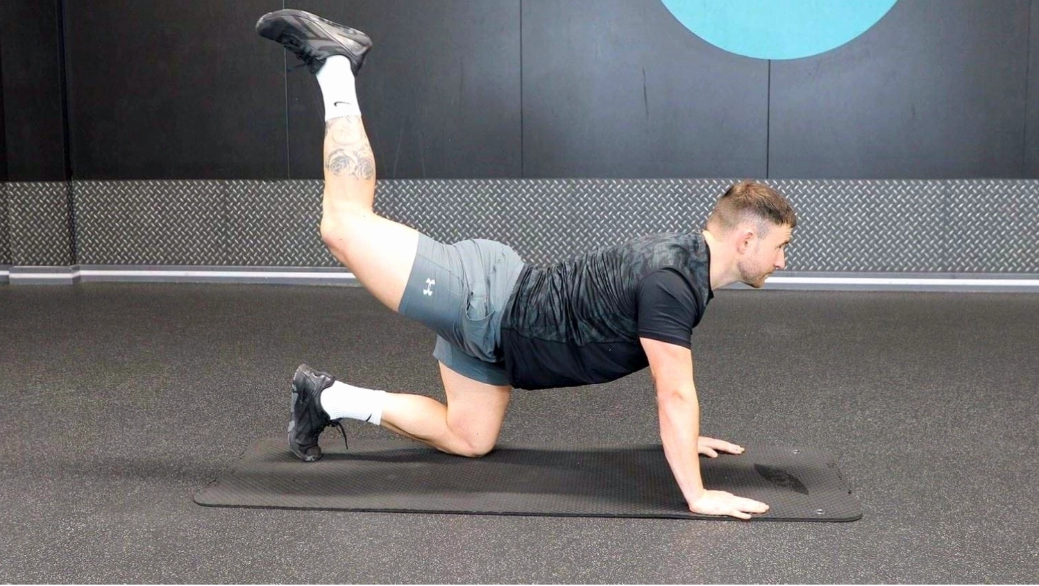 Hướng dẫn kỹ thuật thực hiện bài tập donkey kicks