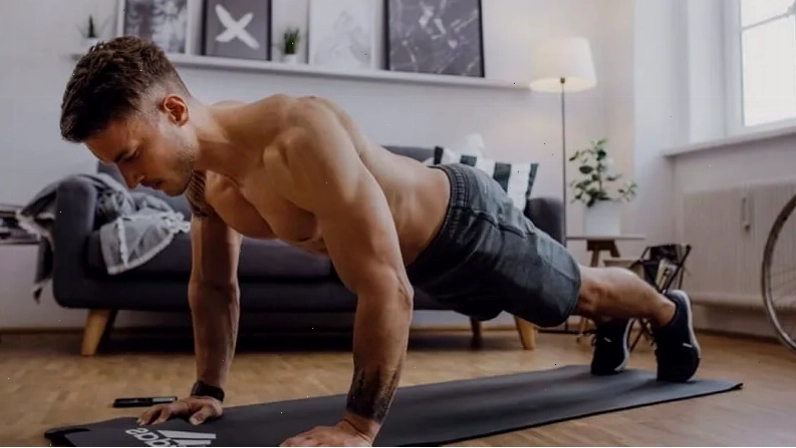 Hướng dẫn thực hiện bài tập Squat tăng cân tăng cơ tại nhà