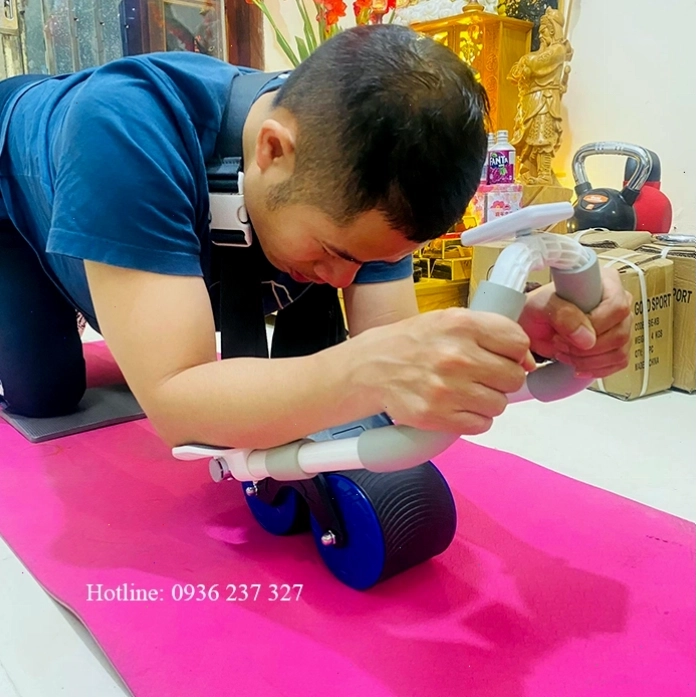Hướng dẫn thực hiện bài tập với con lăn tập bụng thế hệ mới