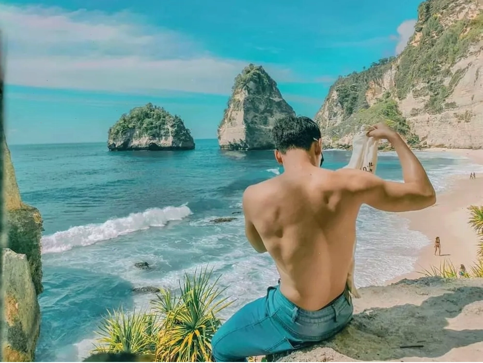 Isaac khoe body 6 múi săn chắc bên bờ biển Bali