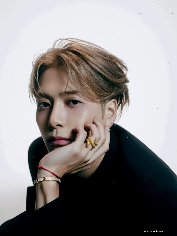 Jackson Wang biểu diễn trên sân khấu
