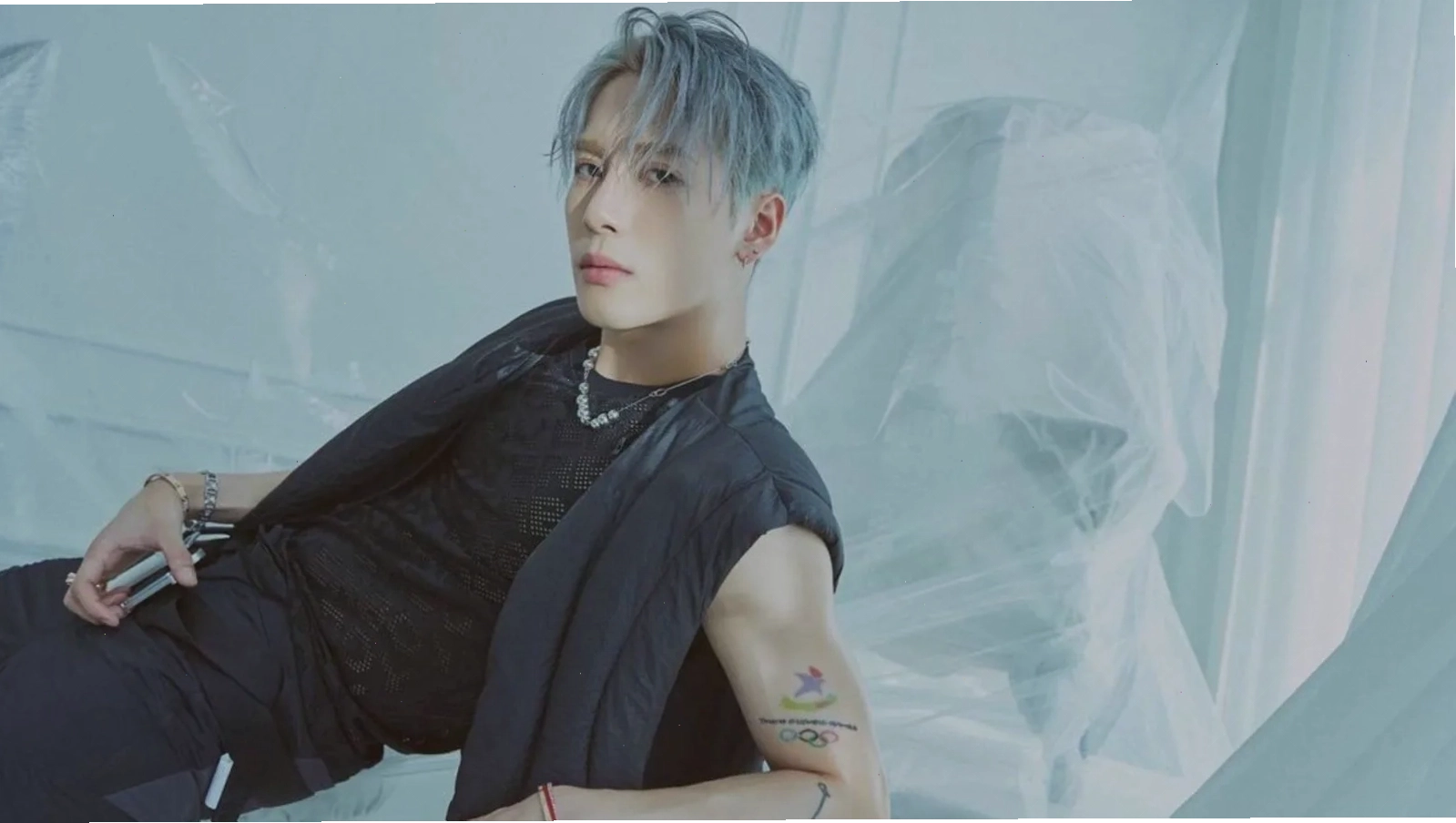 Jackson Wang khoe cơ bụng săn chắc