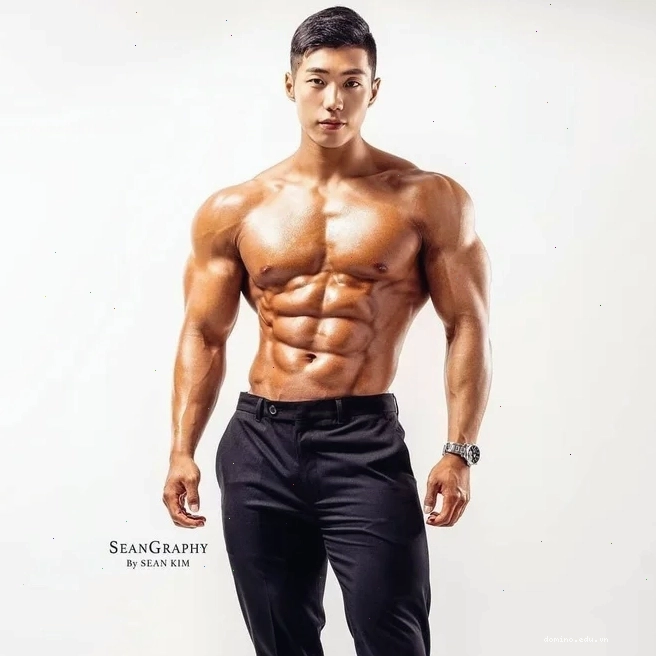 Jung Jin Woo trong phòng gym