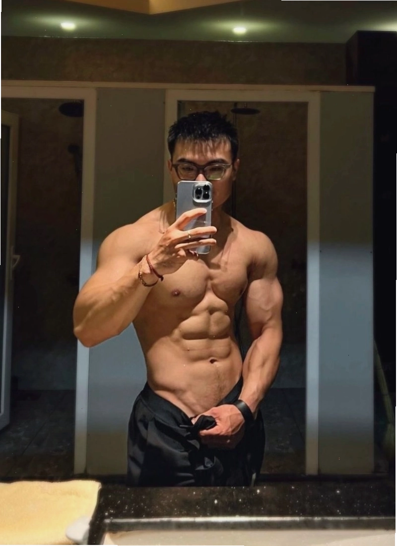 Justin Bieber khoe body 6 múi sau khi tập gym