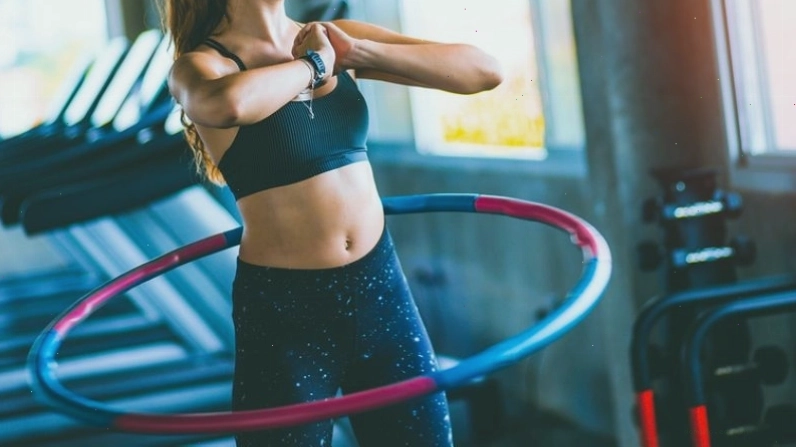 Kết hợp lắc vòng với squat giúp tăng cường sức mạnh của cơ đùi, mông và bụng
