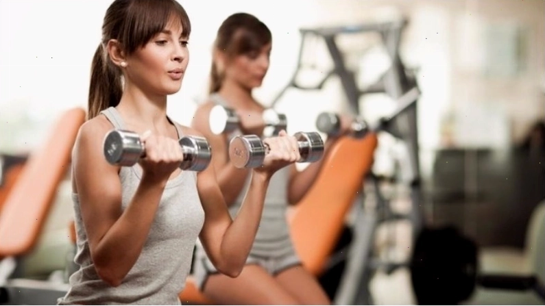 Kết hợp nâng tạ mỗi ngày giúp rèn luyện sức đề kháng và tăng khối lượng cơ