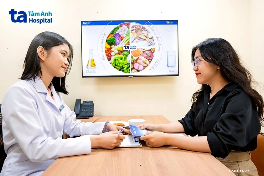 Khách hàng được tư vấn về chế độ ăn giảm mỡ bụng
