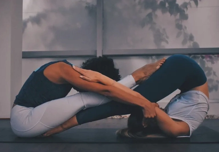 Khám phá 7 tư thế Yoga đôi đơn giản tăng cường sức khỏe và kết nối