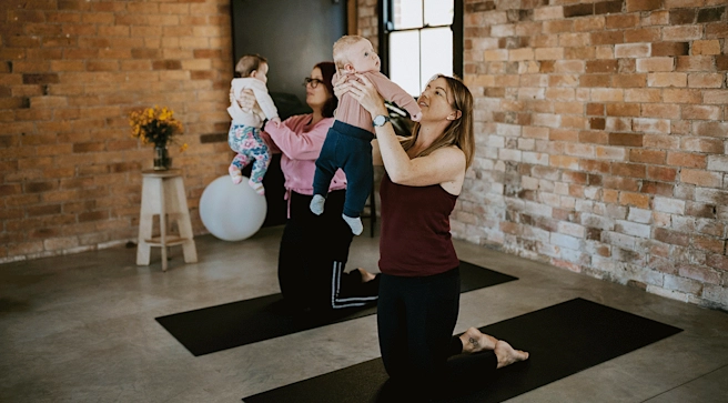 Khám phá Baby Yoga: Lợi ích, Bài tập và Lời khuyên cho cha mẹ