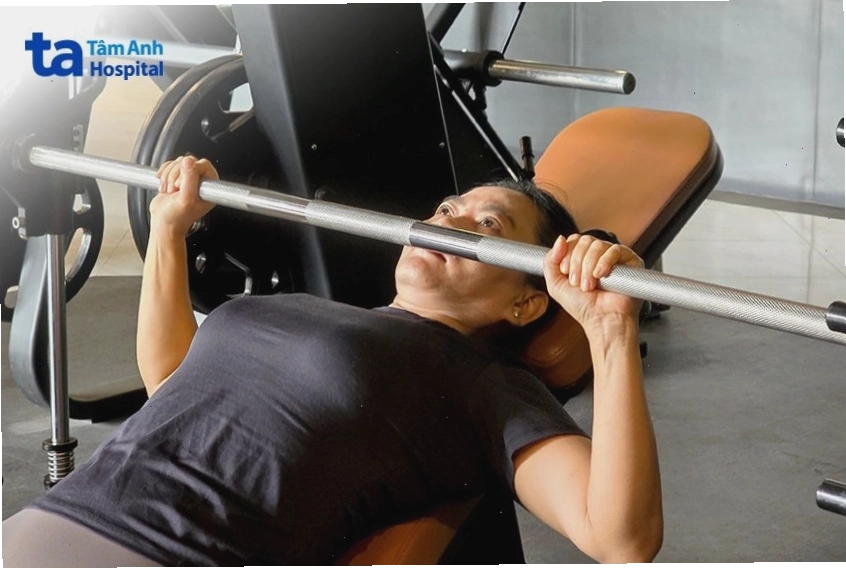 Kháng lực với tạ dưới sự hướng dẫn của chuyên gia