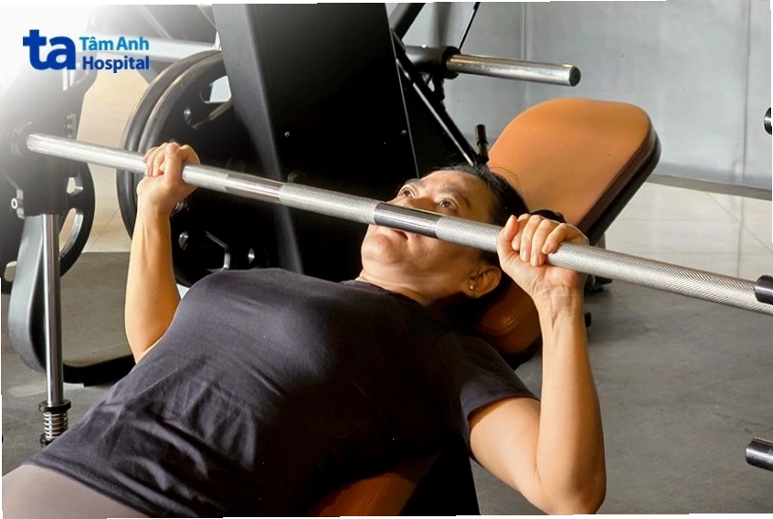 Kháng lực với tạ giúp tăng cường cơ bắp và quá trình đốt mỡ toàn thân