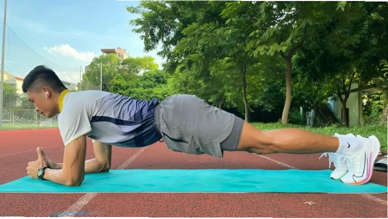 Khi thực hiện tư thế plank, các nhóm cơ phải phối hợp chặt chẽ để duy trì thăng bằng