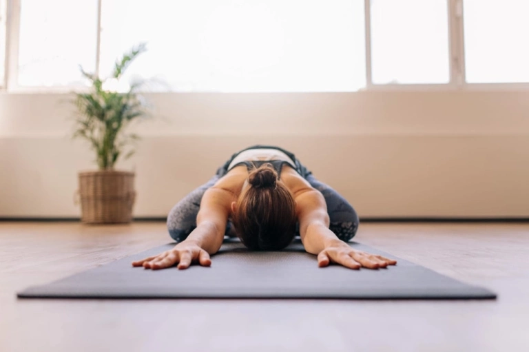 Khởi đầu ngày mới tràn đầy năng lượng với yoga trên giường