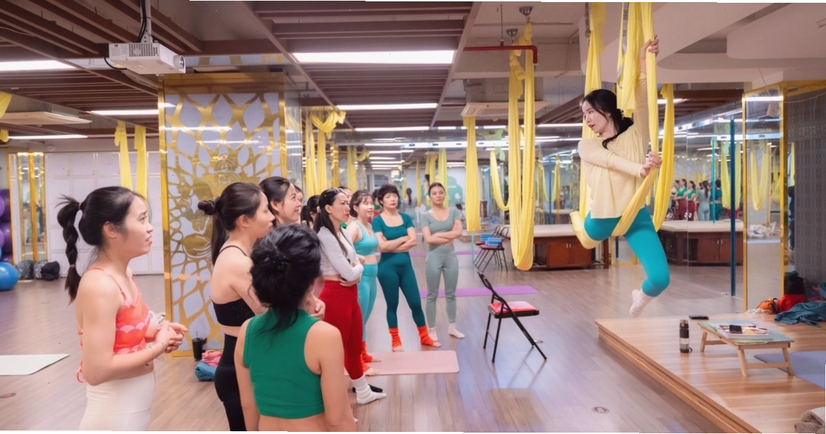 Khởi động trước khi tập Yoga bay tại Aria Studio