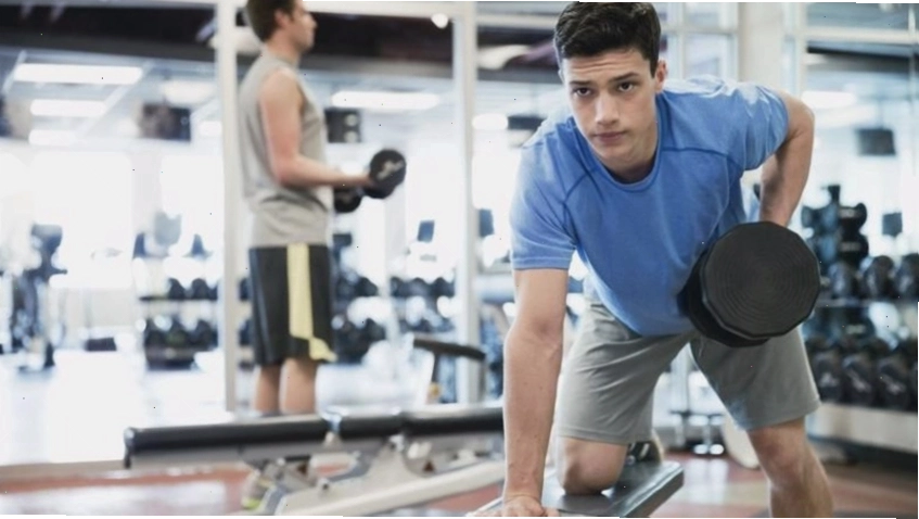 Không dùng tạ nặng khi mới tập gym để tránh chấn thương