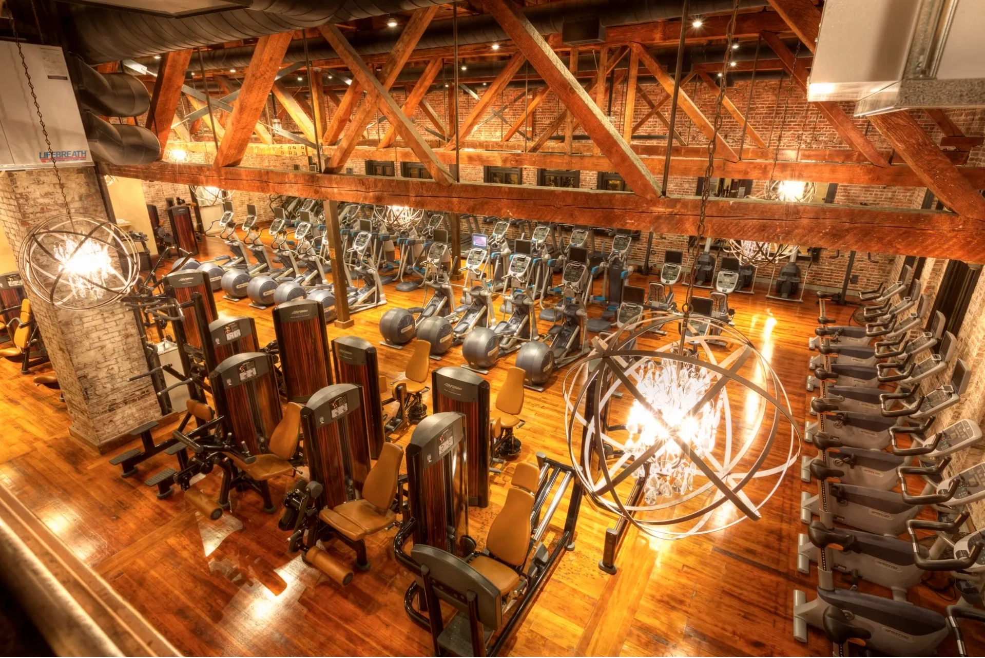 Không gian Cardio Studio với tầm nhìn bao quát tại Olympic Gym