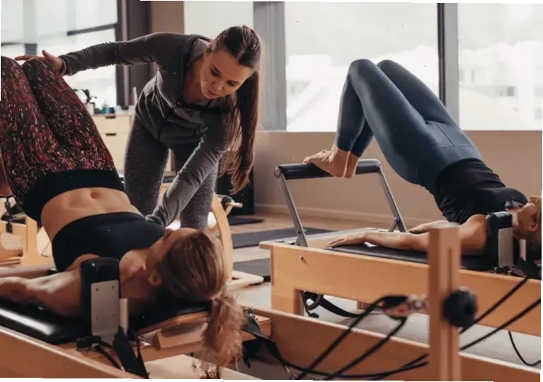 Không gian lớp học yoga tại Go Yoga Asheville với nhiều người tham gia