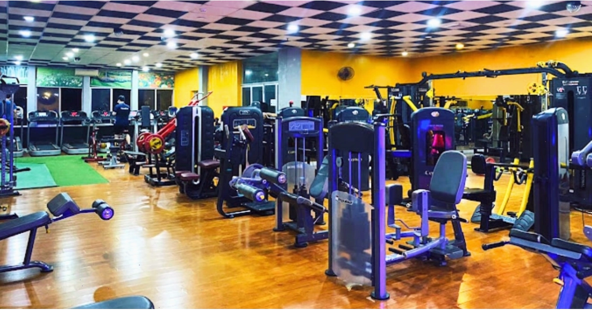 Không gian phòng tập hiện đại với nhiều loại máy tập tại V&H Gym & Yoga Center