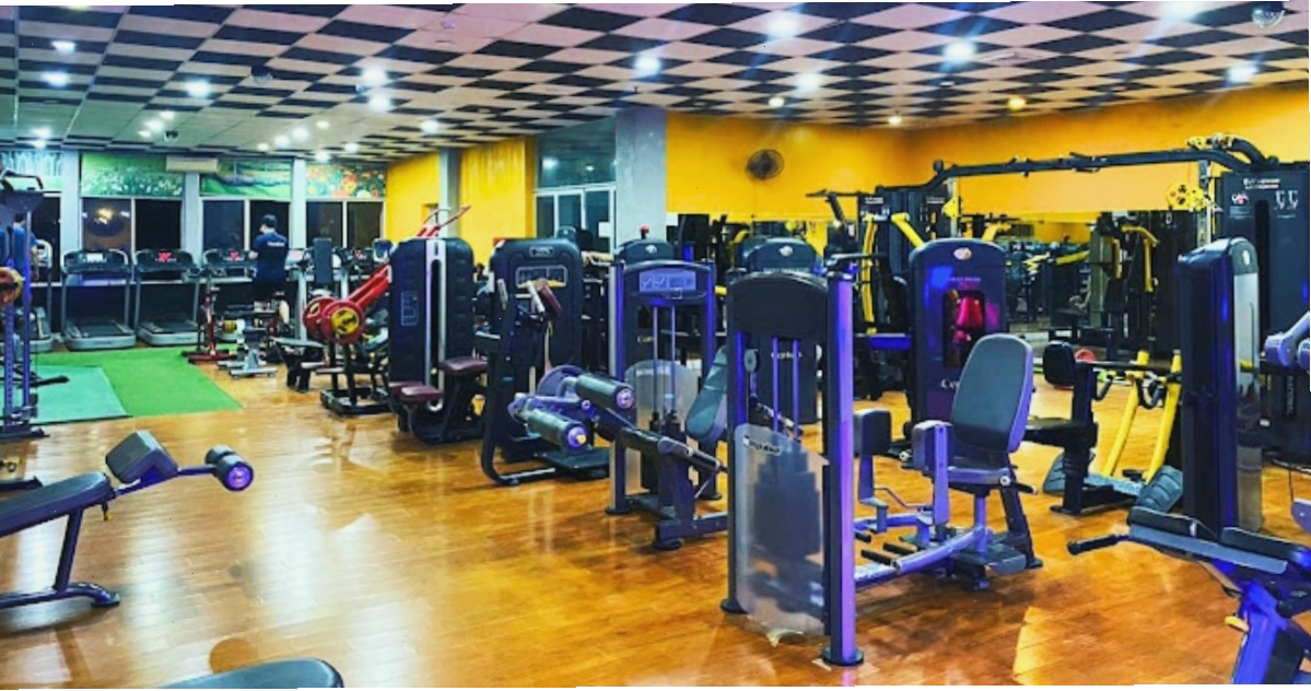 Không gian phòng tập hiện đại với nhiều loại máy tập tại V&H Gym & Yoga Center