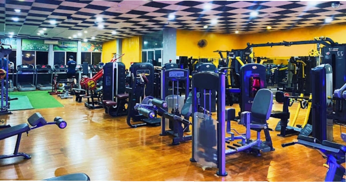 Không gian phòng tập hiện đại với nhiều loại máy tập tại V&H Gym & Yoga Center