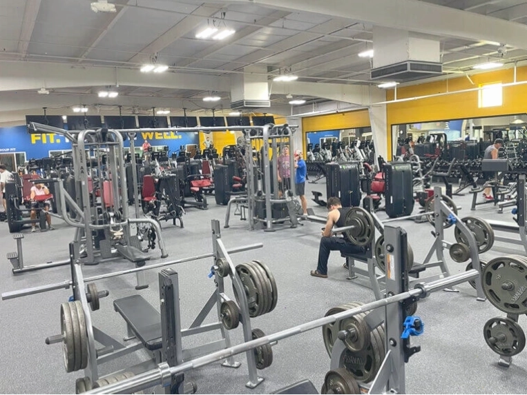 Không gian rộng rãi với nhiều máy tập cardio tại BBT Gym