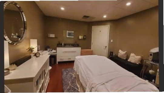 Không gian spa sang trọng với các thiết bị massage hiện đại