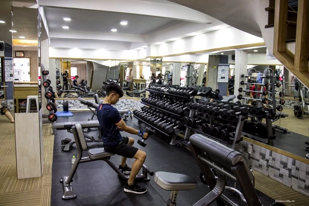 Không gian tập luyện tại Dũng Gym Lê Văn Sỹ với nhiều máy móc hiện đại