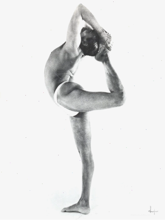 Không gian thực hành Yoga Iyengar yên tĩnh và đầy cảm hứng