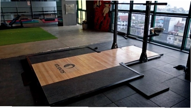 Khu vực cardio với máy chạy bộ và xe đạp tại phòng gym