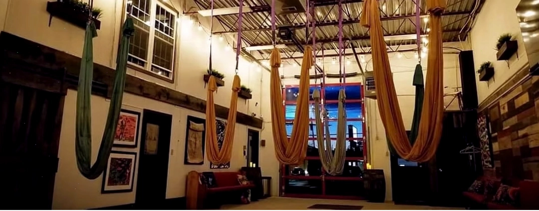 Khu vực luyện tập Fly Yoga trong một studio