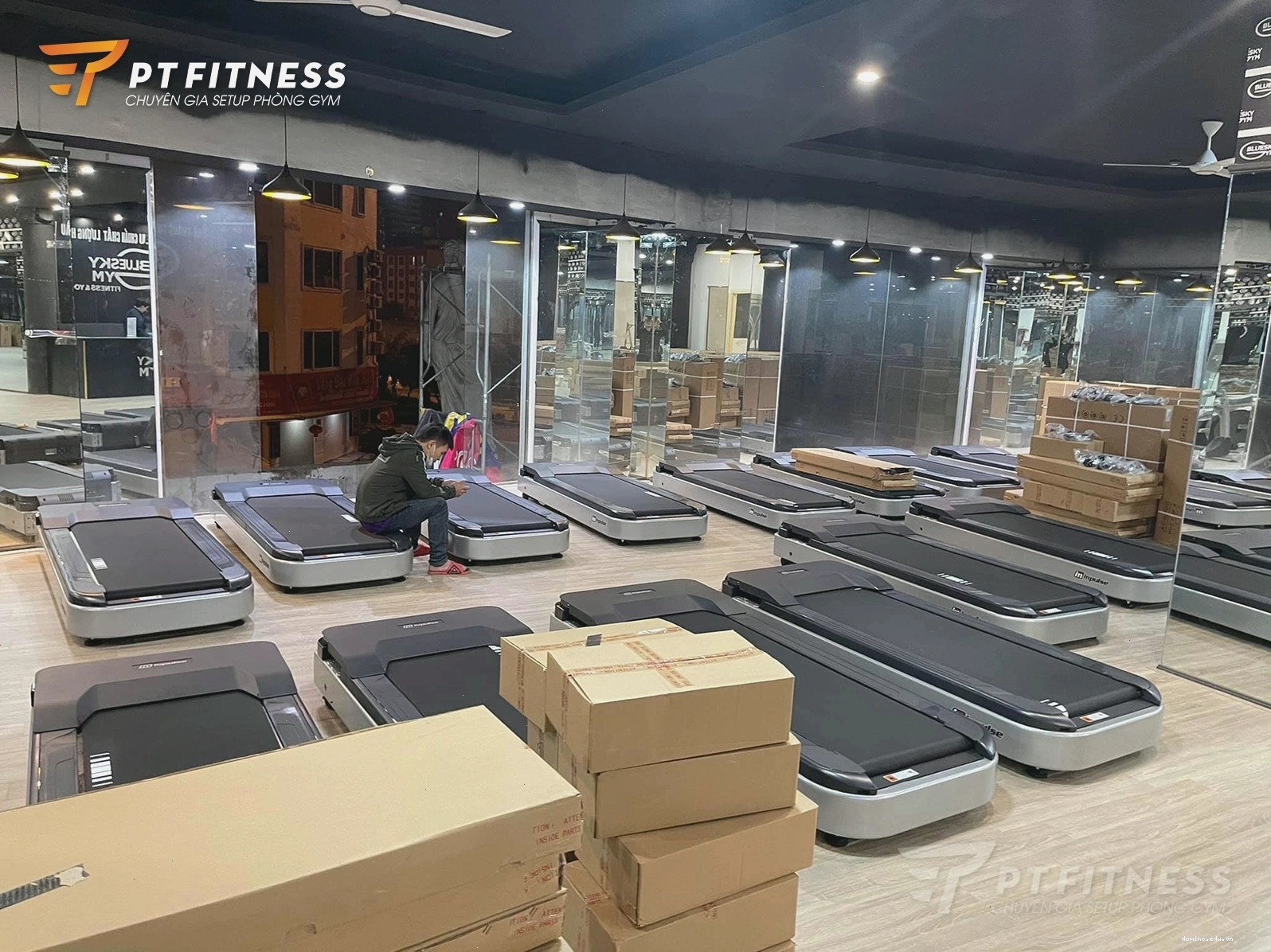 Khu vực máy tập chức năng và boxing tại Blue Sky Gym