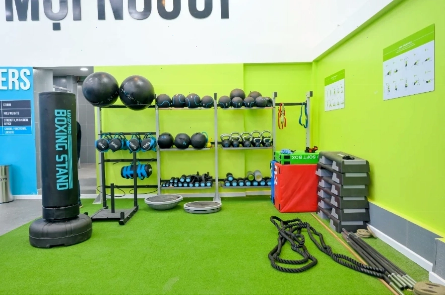 Khu vực tạ rời tại The New Gym