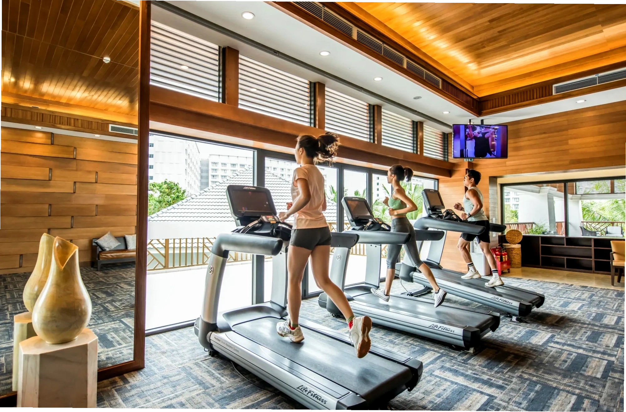 Khu vực tạ và máy tập sức mạnh tại Phú Gyming