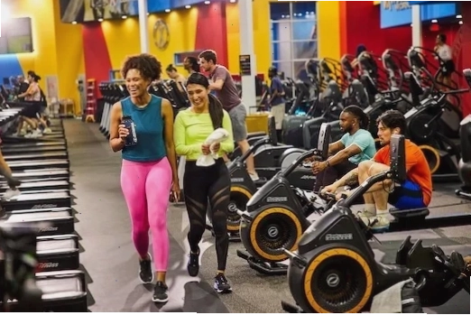 Khu vực tập luyện đa năng tại một phòng gym địa phương với đầy đủ thiết bị hiện đại