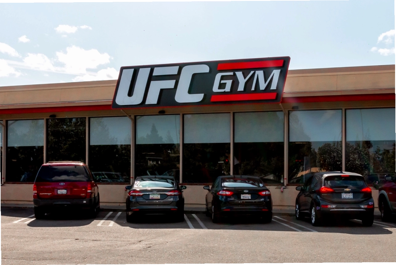 Khu vực tập luyện đa năng tại UFC GYM Sunnyvale với nhiều thiết bị hiện đại