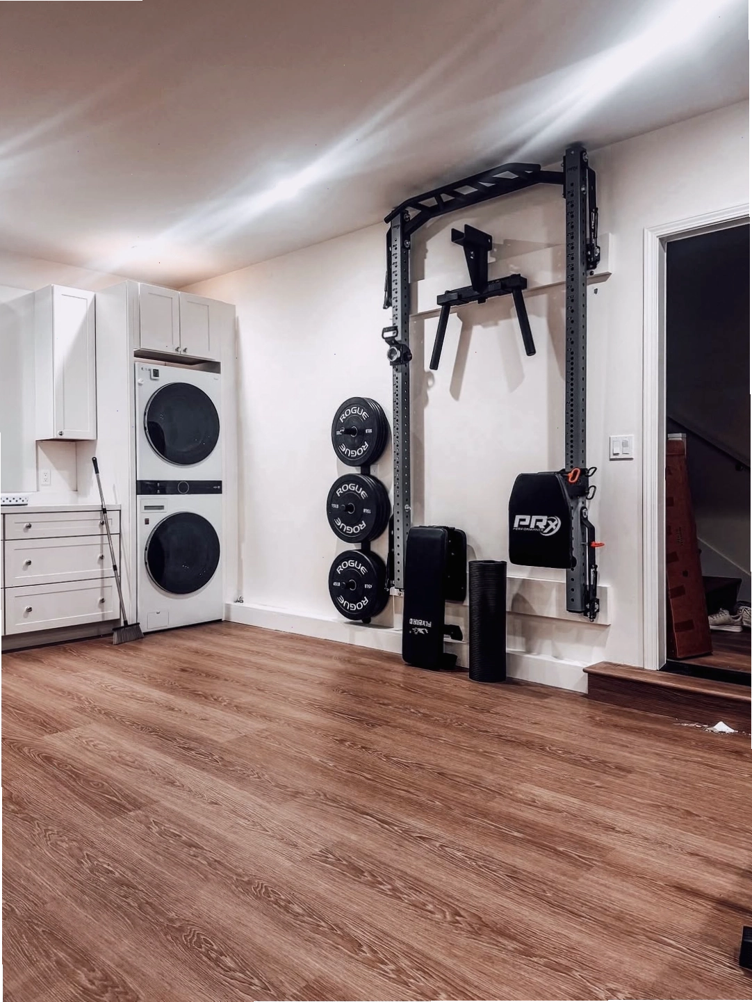 Khu vực tập luyện nhỏ gọn với tường treo tạ