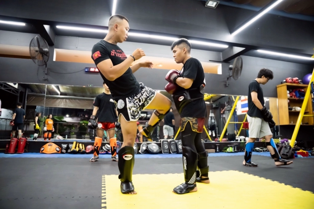Khu vực tủ đồ cá nhân sạch sẽ và an toàn tại Dũng Gym