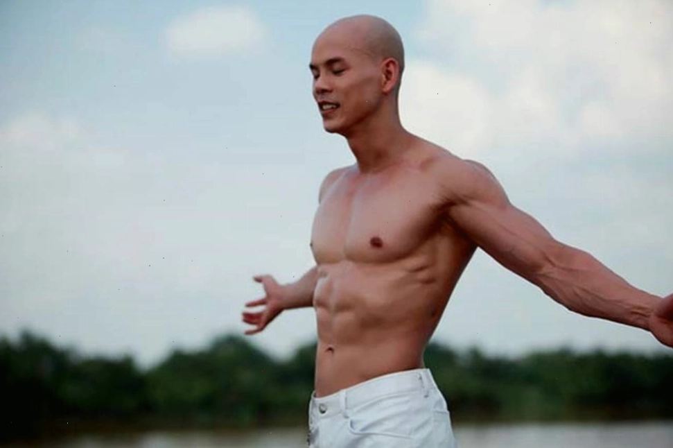 Kim Lý khoe body săn chắc với cơ bụng 6 múi