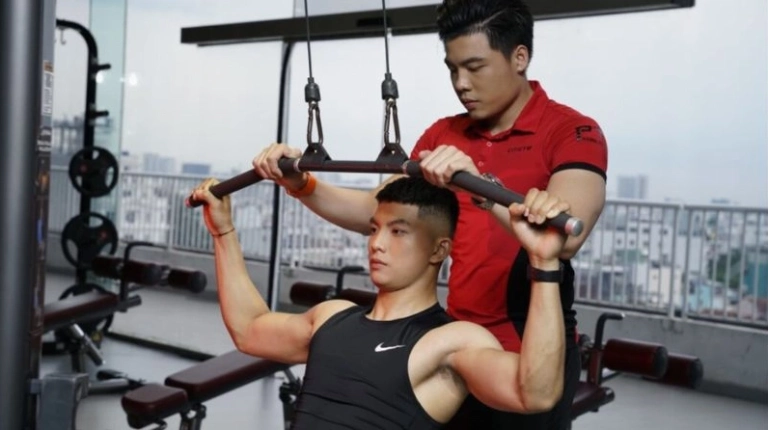 Kinh nghiệm thuê PT tập gym: Giá cả, lợi ích và lưu ý 2026