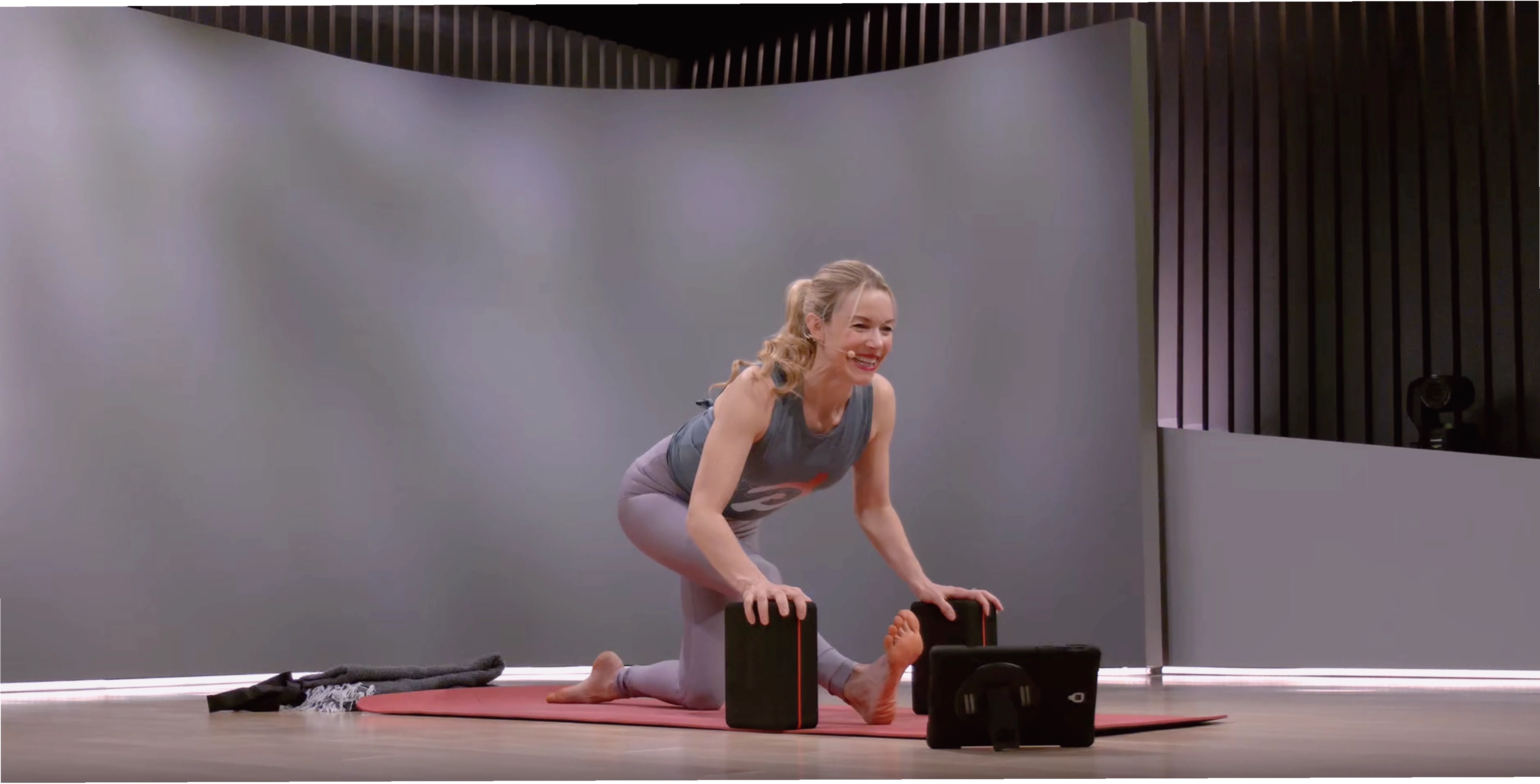 Kristen McGee thực hiện tư thế Split hỗ trợ với block yoga