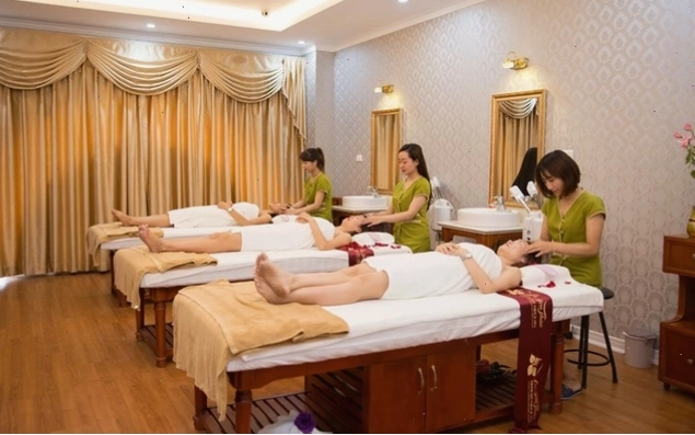 Kỹ thuật viên Da Yen Thao Spa thực hiện liệu pháp massage thư giãn cho khách hàng