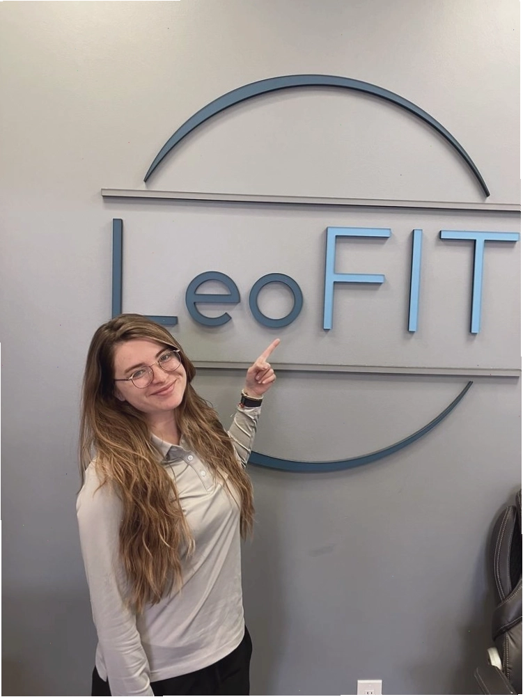 Kyla, huấn luyện viên tại Leo's Gym, tạo động lực cho học viên