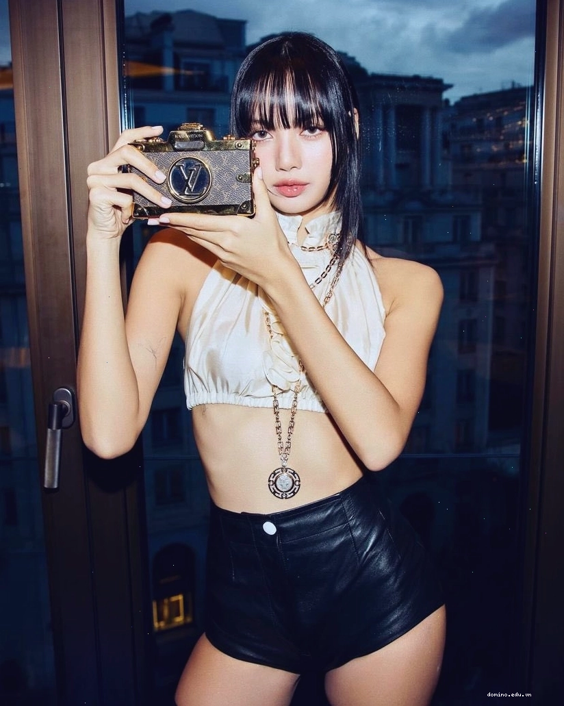 Lisa BLACKPINK khoe body tỉ lệ vàng khiến bao người mê mệt
