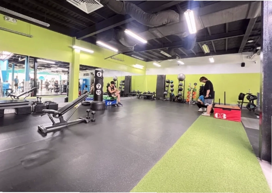 Lớp học Yoga sôi động tại The New Gym