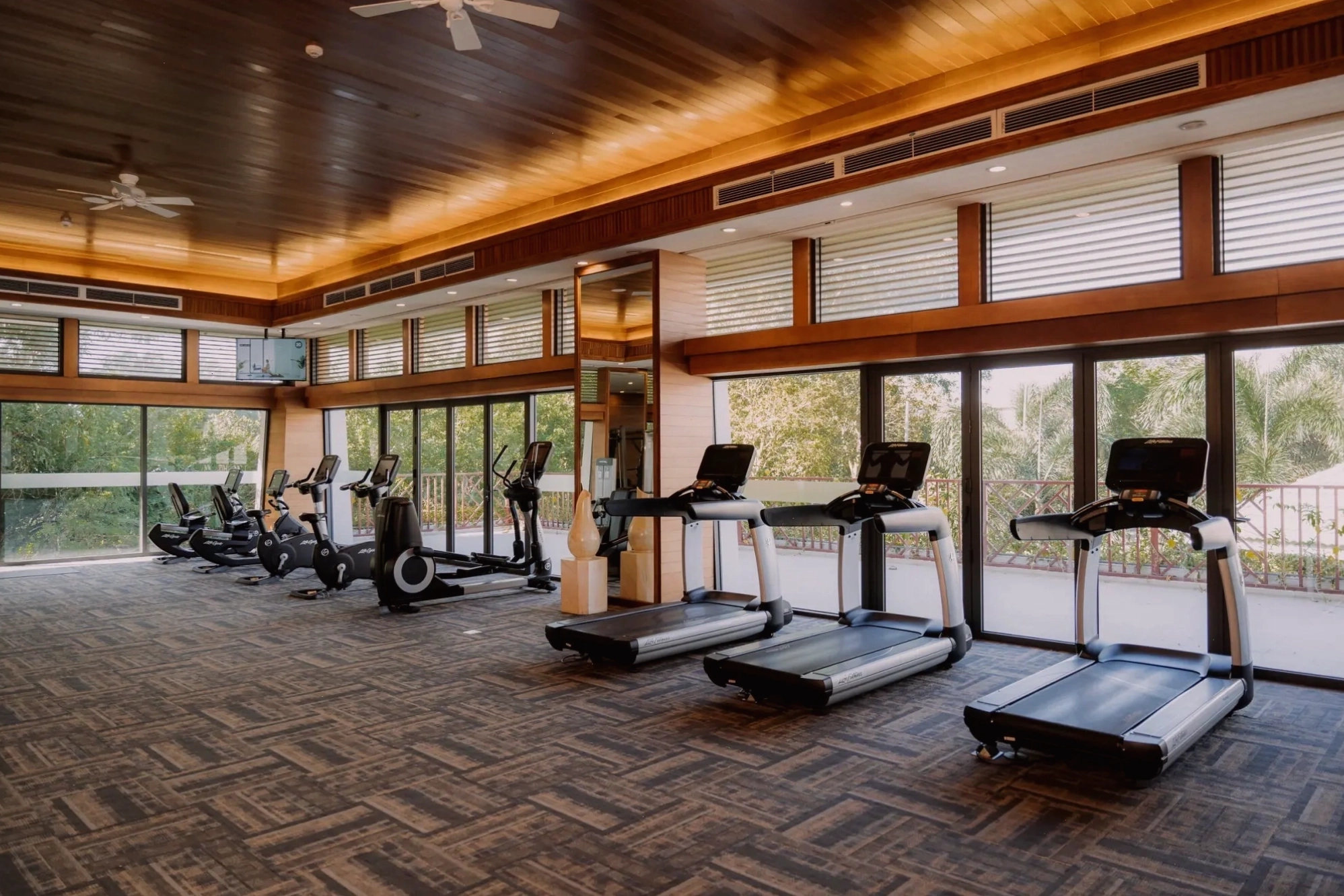 Lớp học yoga tại phòng gym Phú Quốc