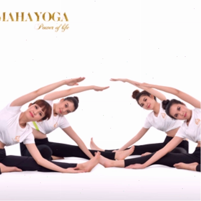 Lớp học Yoga với không khí trang nghiêm và tập trung