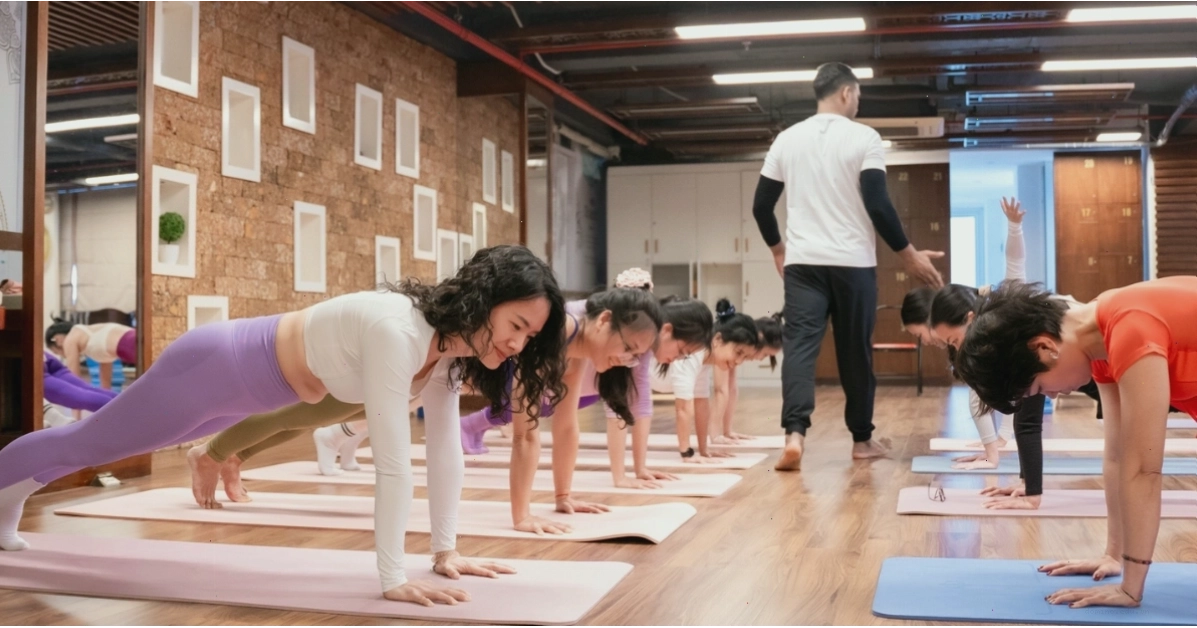 Lớp tập ngoài trời của Học viện Yoga Sống khỏe