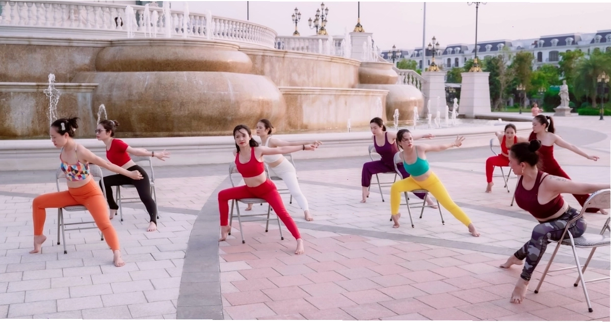 Lớp tập ngoài trời của Học viện Yoga Sống khỏe