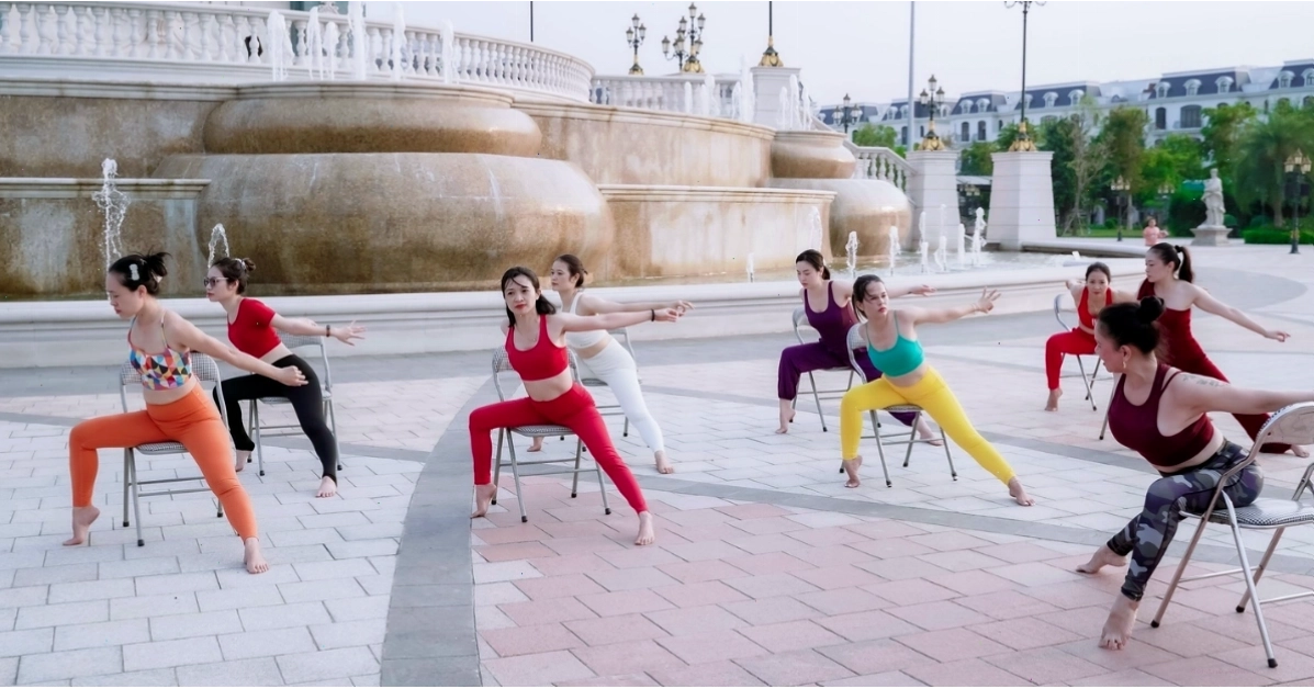 Lớp tập ngoài trời của Học viện Yoga Sống khỏe