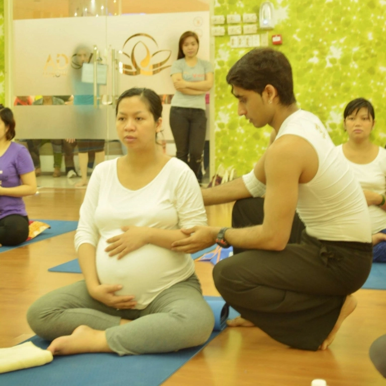 Lớp Yoga Cho Bà Bầu: Lợi Ích Tuyệt Vời Cho Mẹ Và Bé